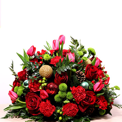 Red And Green Center Table Arrangement: Family Christmas Gifts