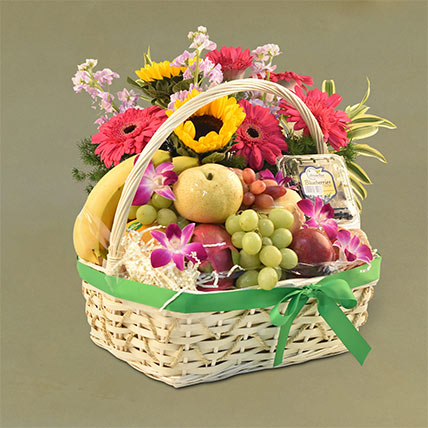 Fresh & Healthy Fruits Basket: Fruit Baskets 