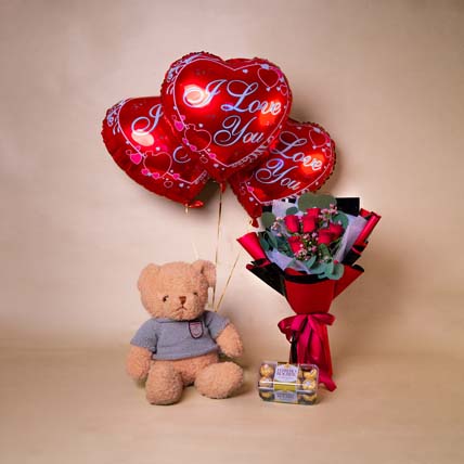 Adorable Love Gift Combo Arrangement: Plush Toys and Flowers