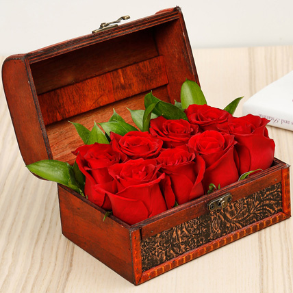 Love Mini Treasured Roses: Kiss Day Gifts