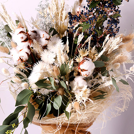10 Mesmerising Christmas Flower Arrangements- Graceful Dry Bouquet
