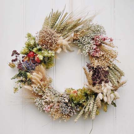10+ Stylish Xmas Wreath Ideas for this Jolly Season- Dried flowers wreath