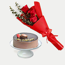 Rich Chocolate Cake With Roses Bouquet