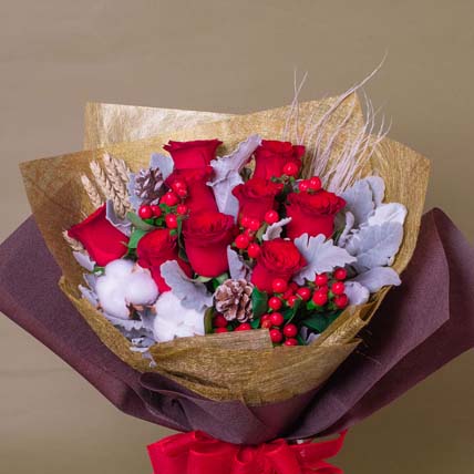 10 Mesmerising Christmas Flower Arrangements- Red Christmas Bouquet