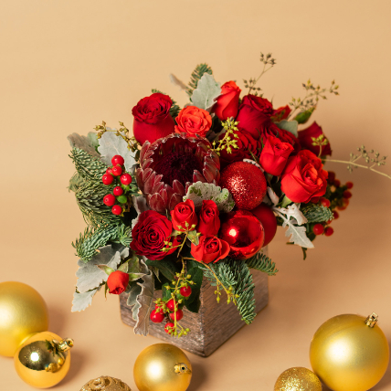 10 Mesmerising Christmas Flower Arrangements- Colour me Red