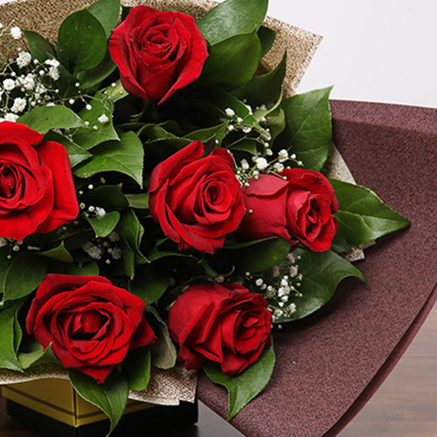 Online Beautiful Romantic Roses Bouquet with Love for Valentines Gift